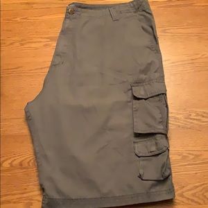 Shorts Men’s Green front dbl pockets and back Sz42